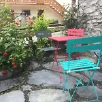 Le Thuria
